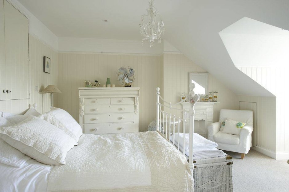 Красивые спальни в белом цвете