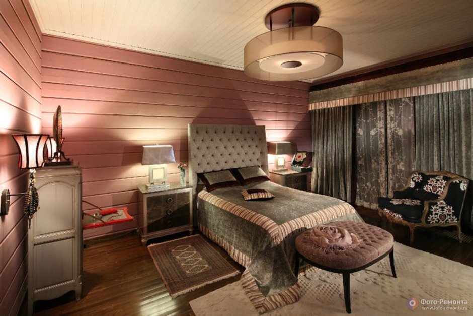 Розовая спальня в деревянном доме