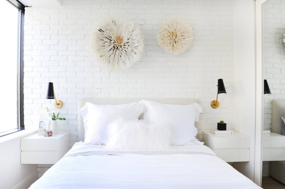 Белая кровать белые стены