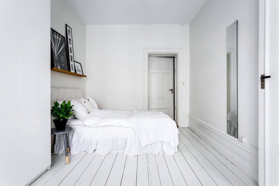 Спальня белые стены деревянный пол