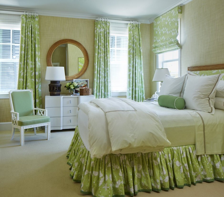 Бледно зеленая спальня