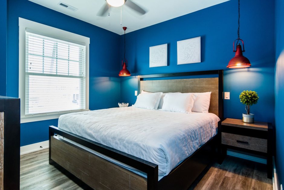 Спальня с одной синей стеной