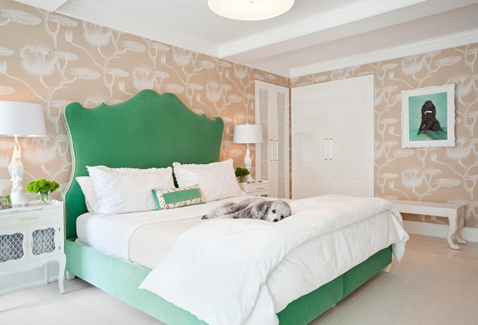 Декор спальни с зеленой кроватью