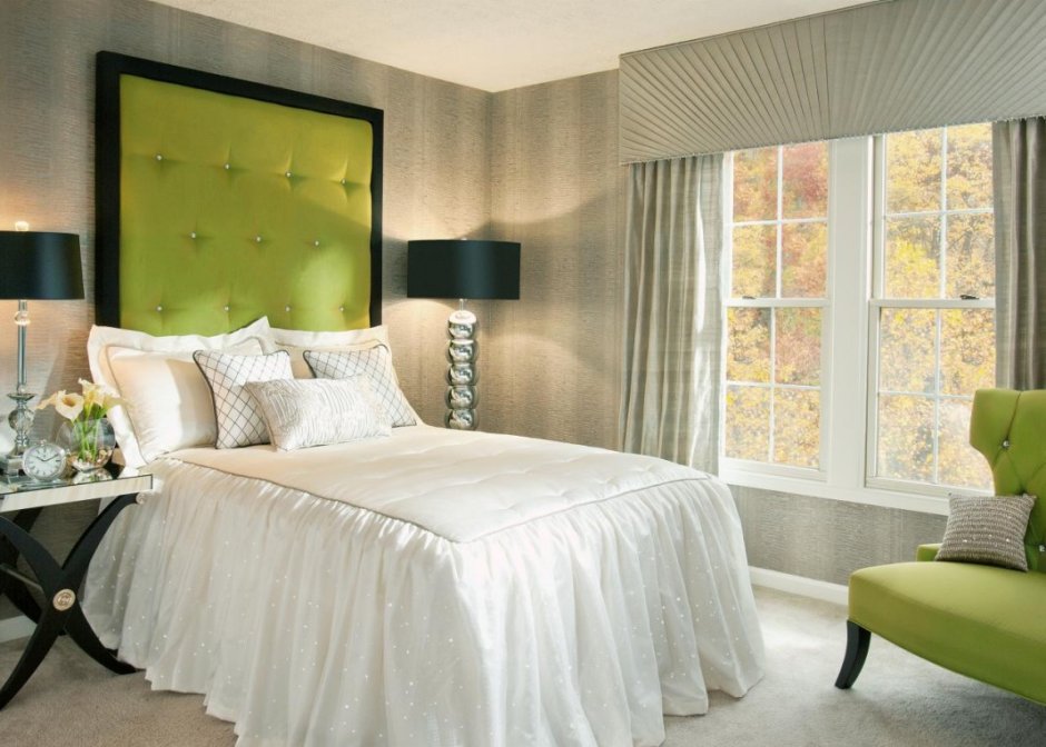 Оливковые шторы в спальне