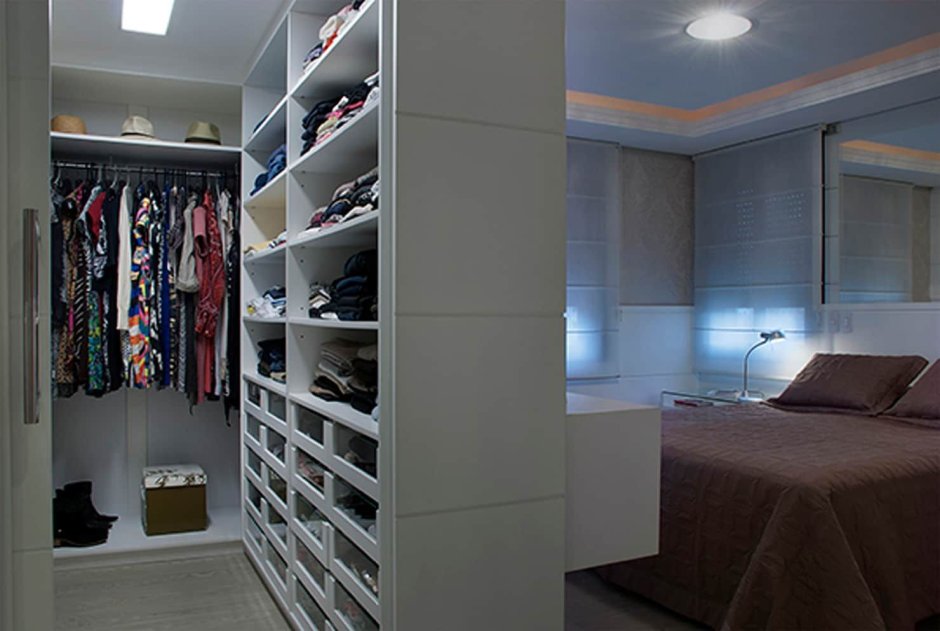 Спальня в современном стиле с гардеробной