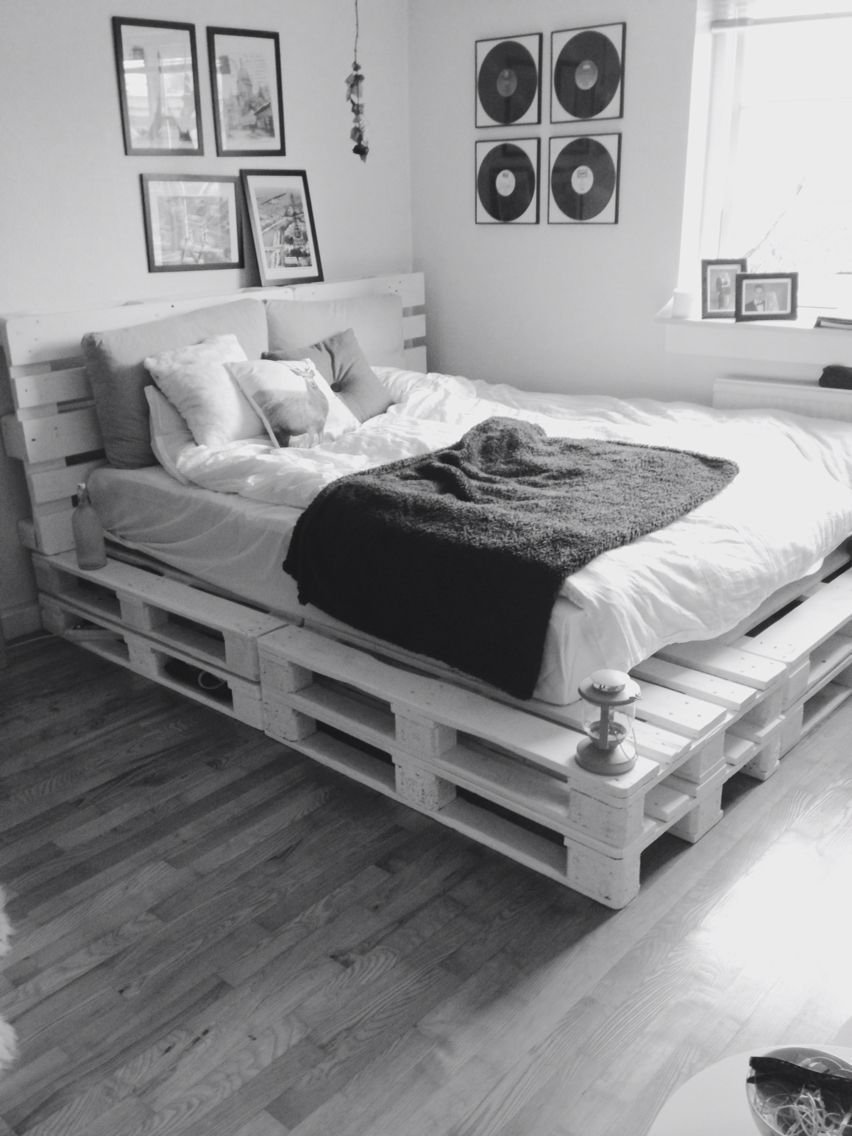 Кровать из паллетов стильная