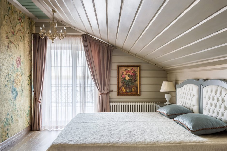 Спальни в пастельных тонах в деревянном доме