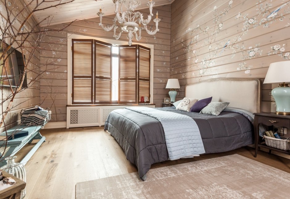 Комната с деревянной стеной