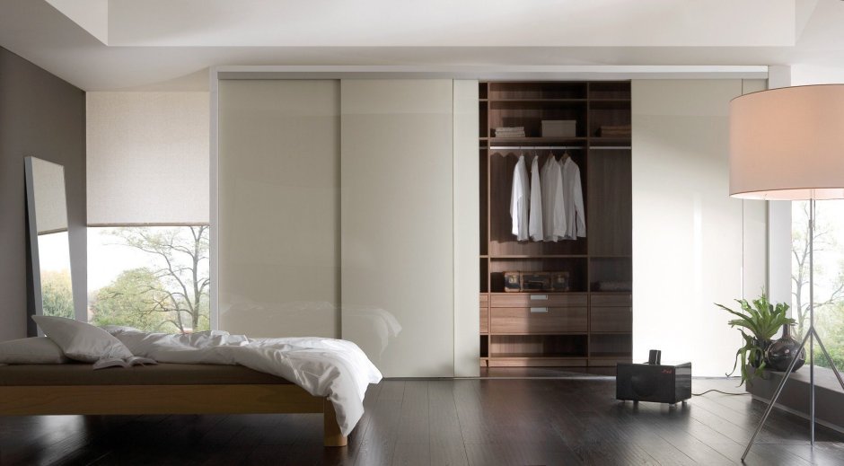 Шкафы для спальни в современном стиле вдоль стены