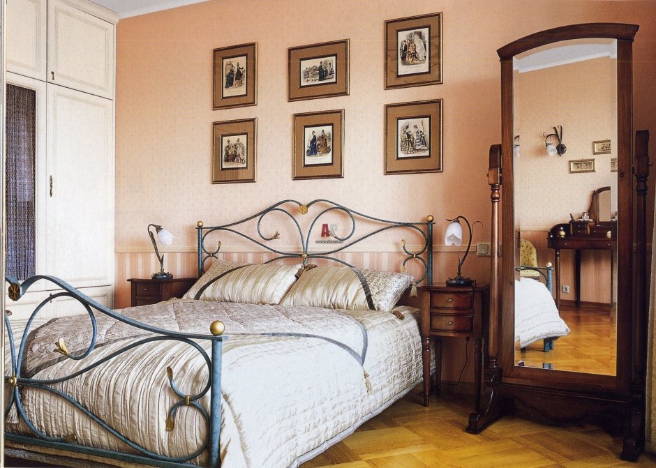 Кованые кровати в интерьере маленькой спальни
