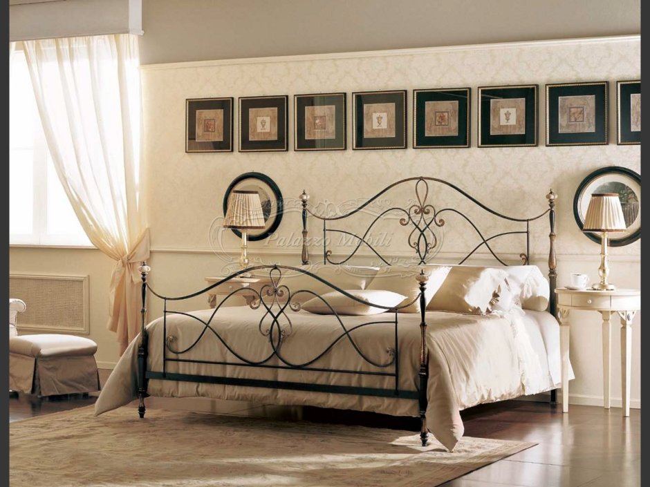 Интерьер спальни с кованной кроватью в стиле Прованс
