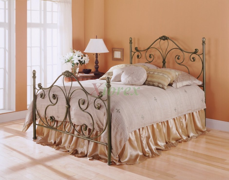 Кованая кровать в интерьере спальни