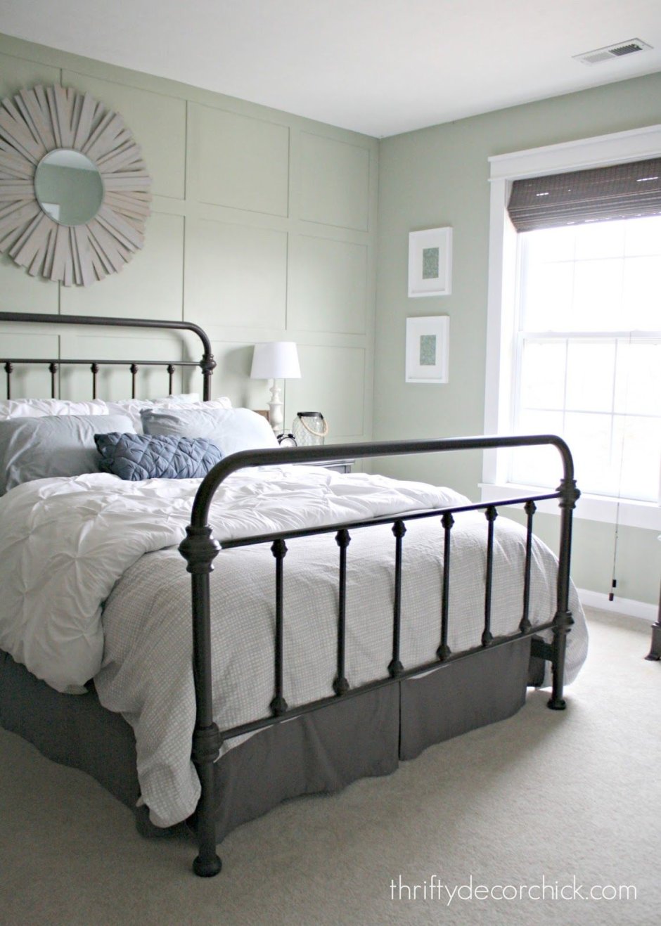 Маленькая спальня с железной кроватью разных цветов