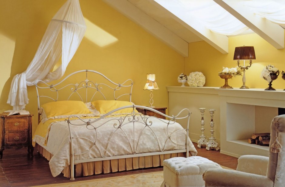 Спальня в светло желтых тонах