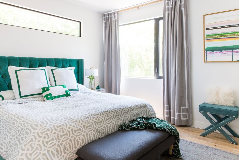 Белая спальня с зеленой кроватью