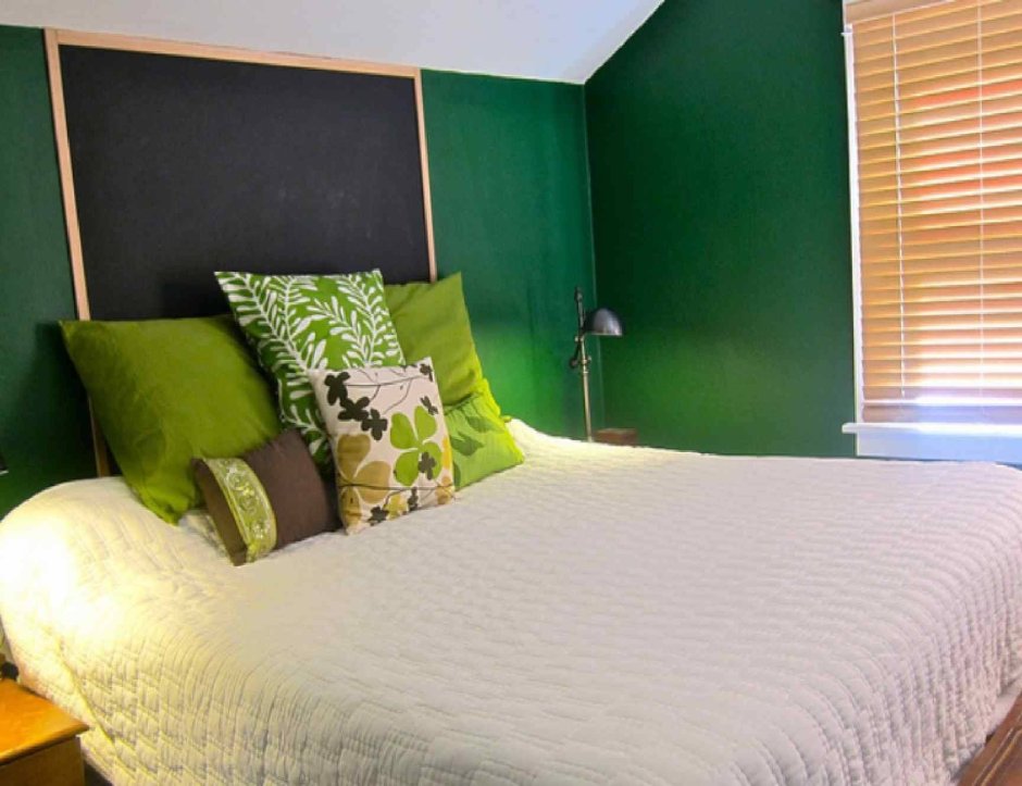Спальня в черно-зеленых тонах