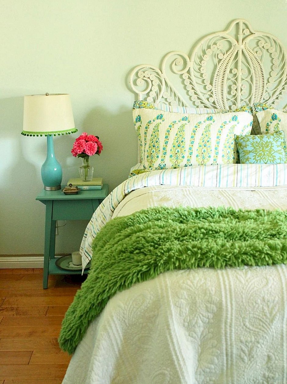 Спальня с зеленым декором