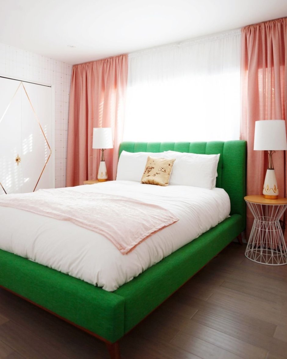 Интерьер спальни с зеленой кроватью (75 фото)