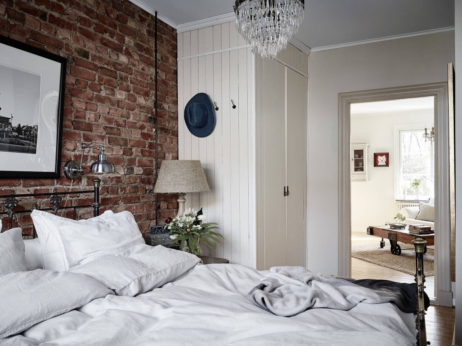 Спальня в скандинавском стиле с кирпичной стеной