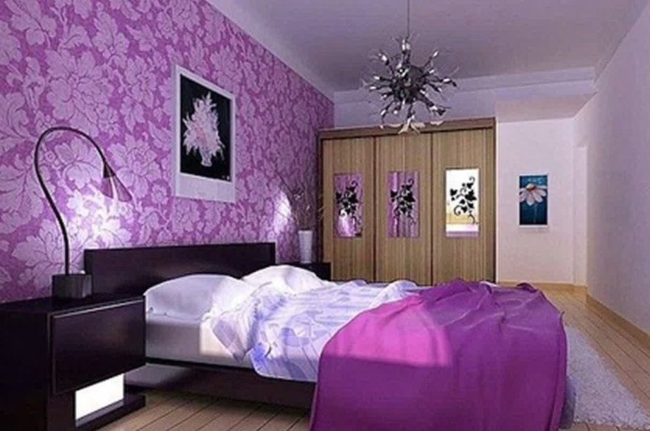 Комната с фиолетовыми стенами