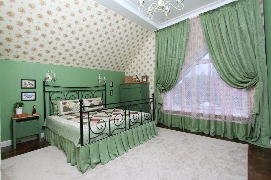 Кровать изумрудного цвета в спальне