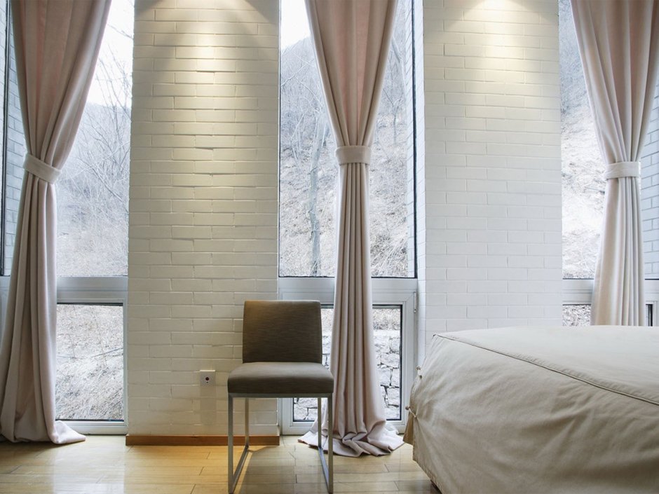Бирюзовые шторы в интерьере спальни