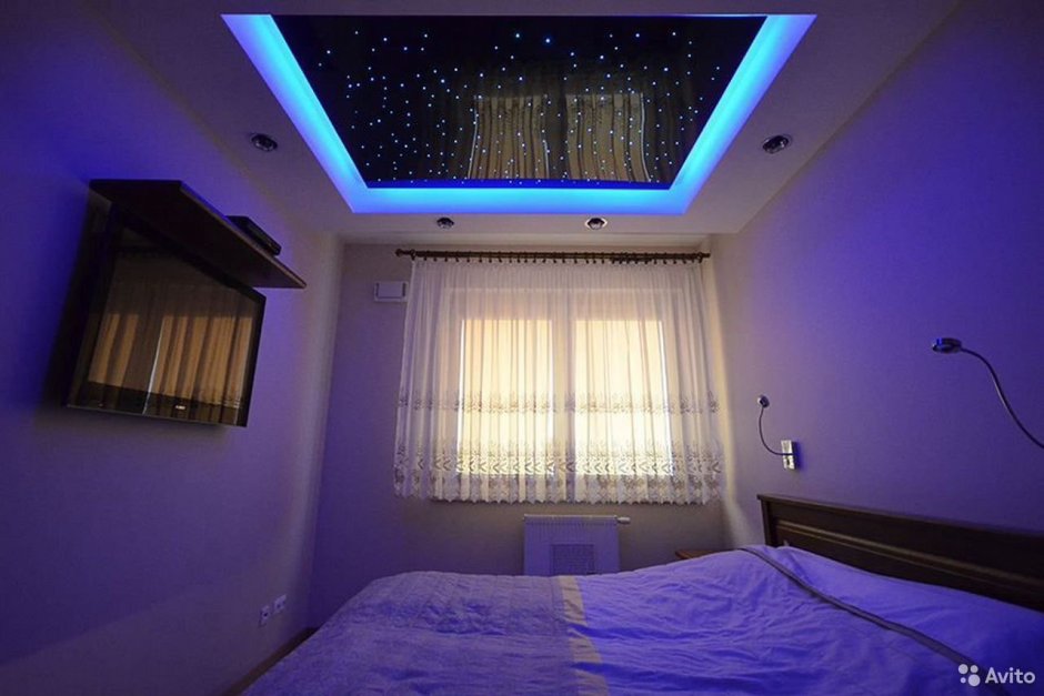 Натяжной потолок звездное небо в спальне
