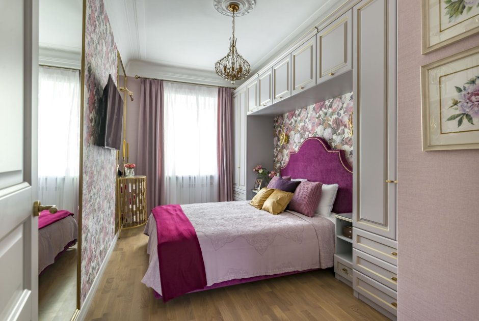 Спальня узкая в розовом