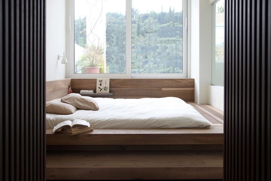 Кровать подиум у окна