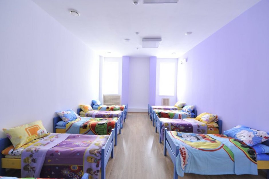 Современный детский сад спальня
