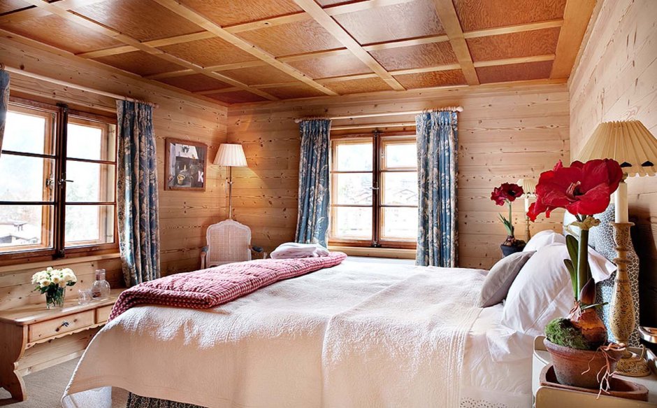 Уютная спальня в деревянном доме