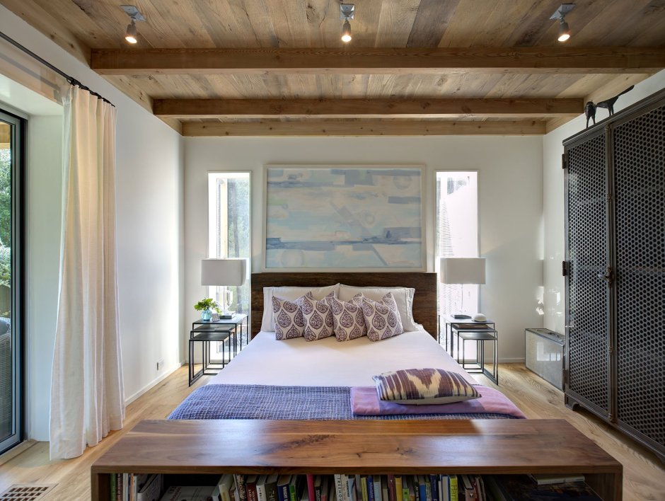 Спальня в деревянном доме в современном стиле