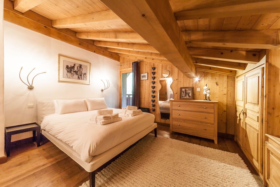 Спальня в стиле швейцарского Шале