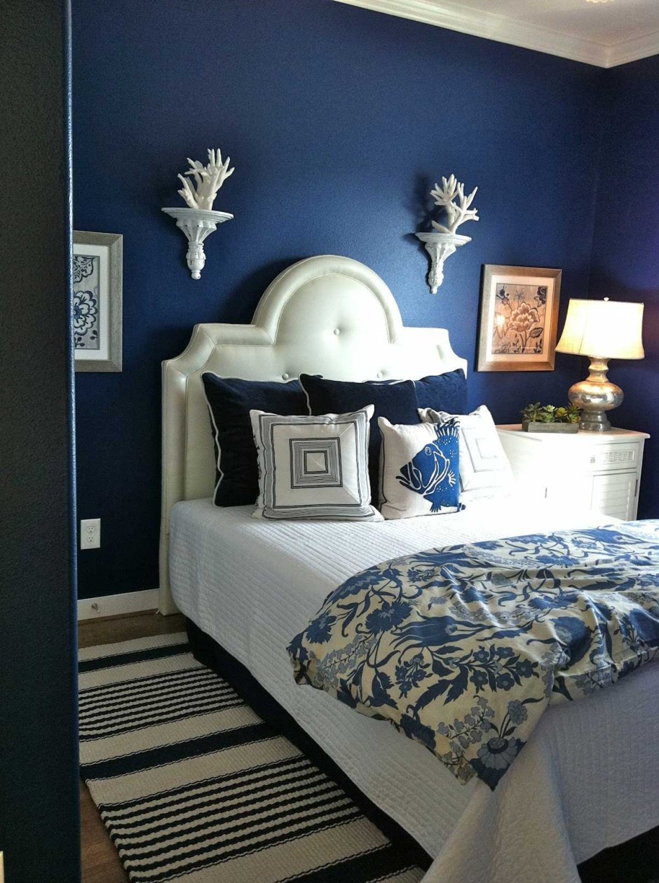 Картина в спальню с синими стенами