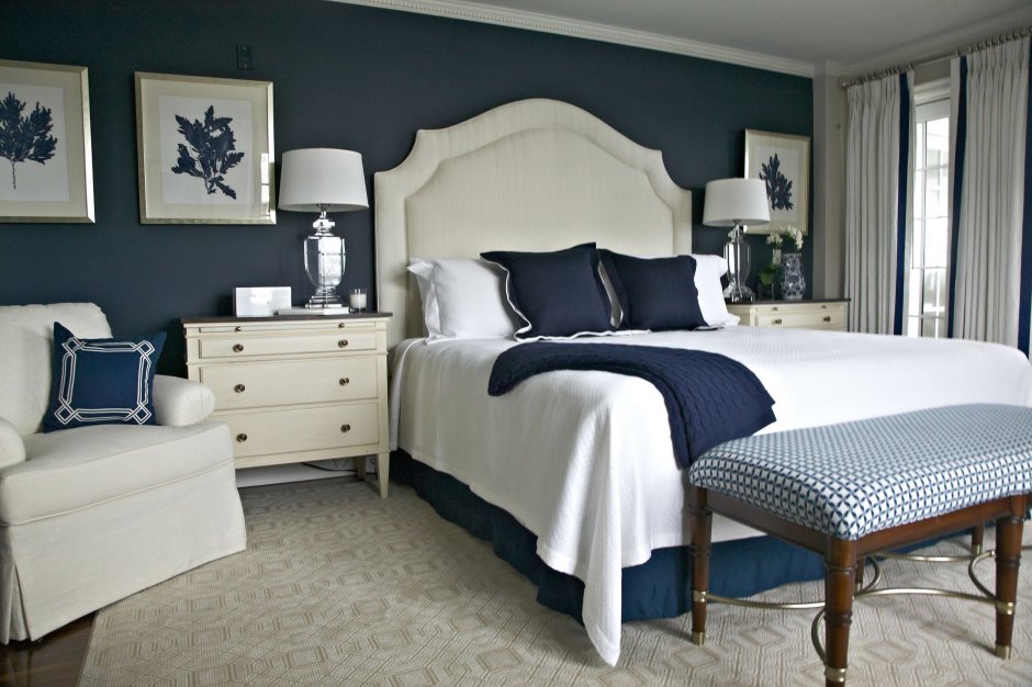 Спальня в синих тонах с белой мебелью