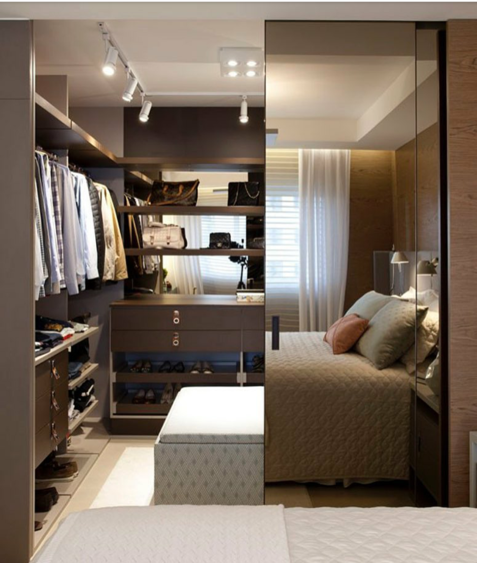 Небольшая спальня с гардеробной