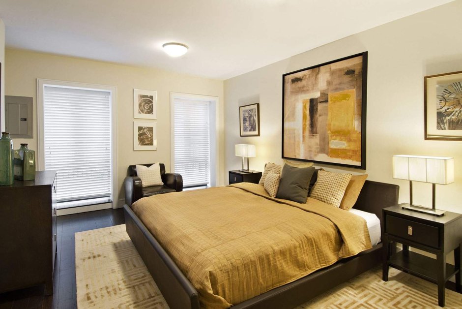 Спальня серо-желтые шторы и подушки