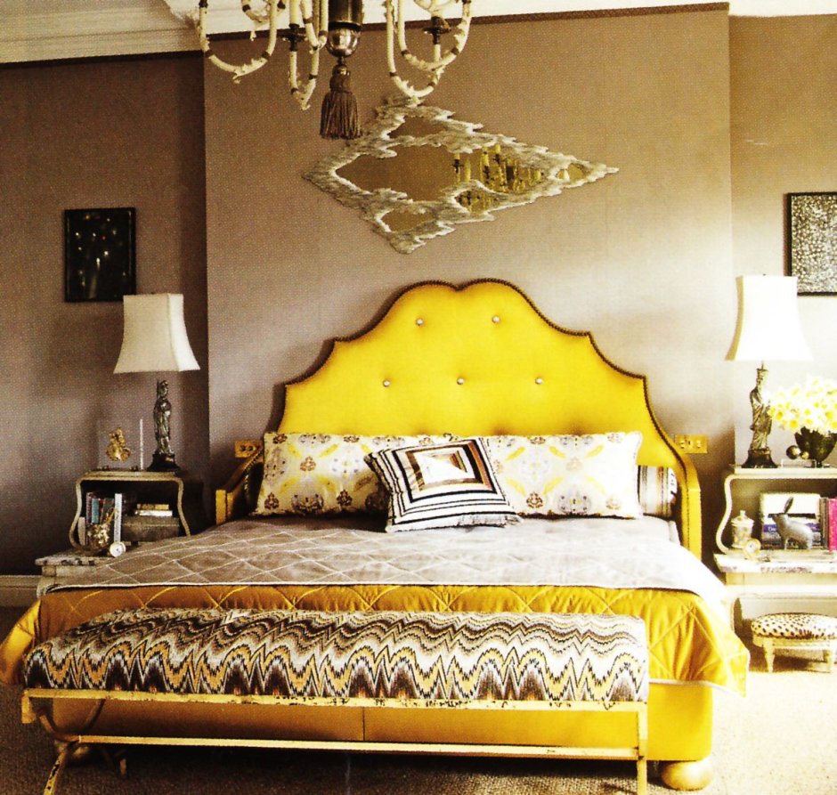 Кровать горчичного цвета в интерьере спальни