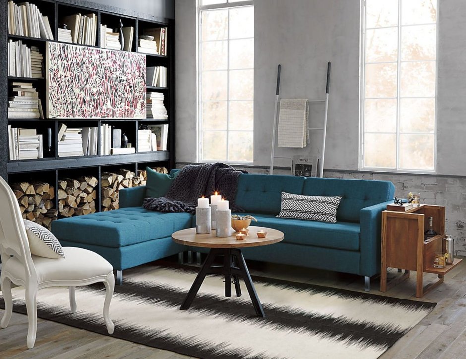 Голубой диван в гостиной в стиле лофт