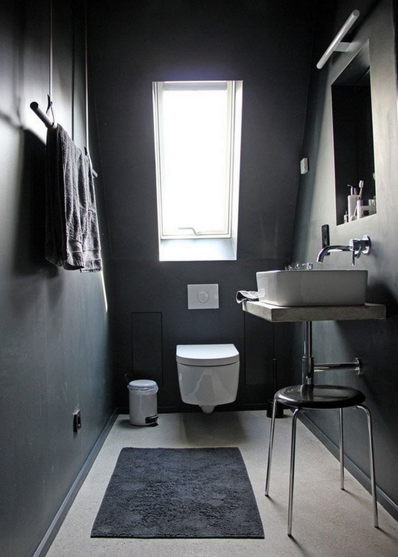 Черные стены в туалете