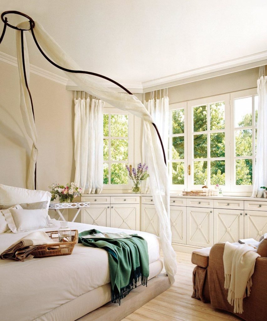 Кровать у окна с балдахином