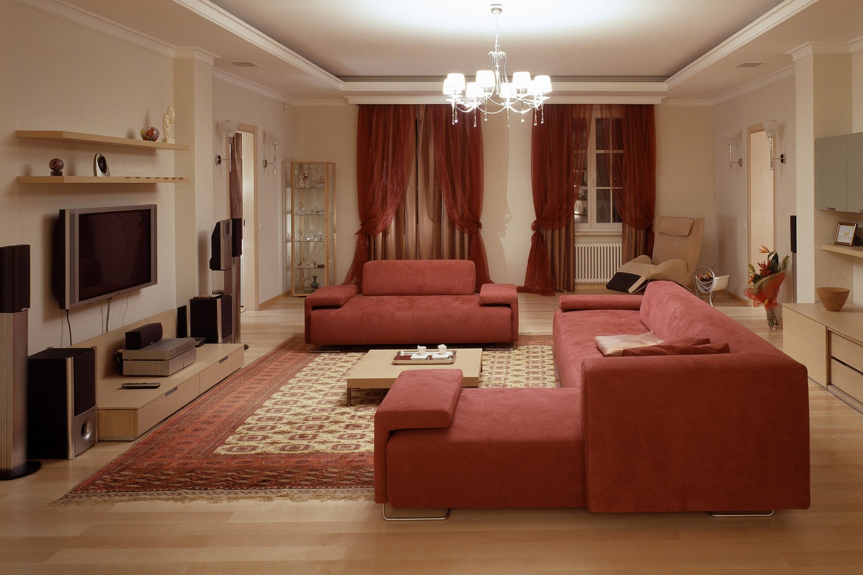 угловой диван и ковер в интерьере
