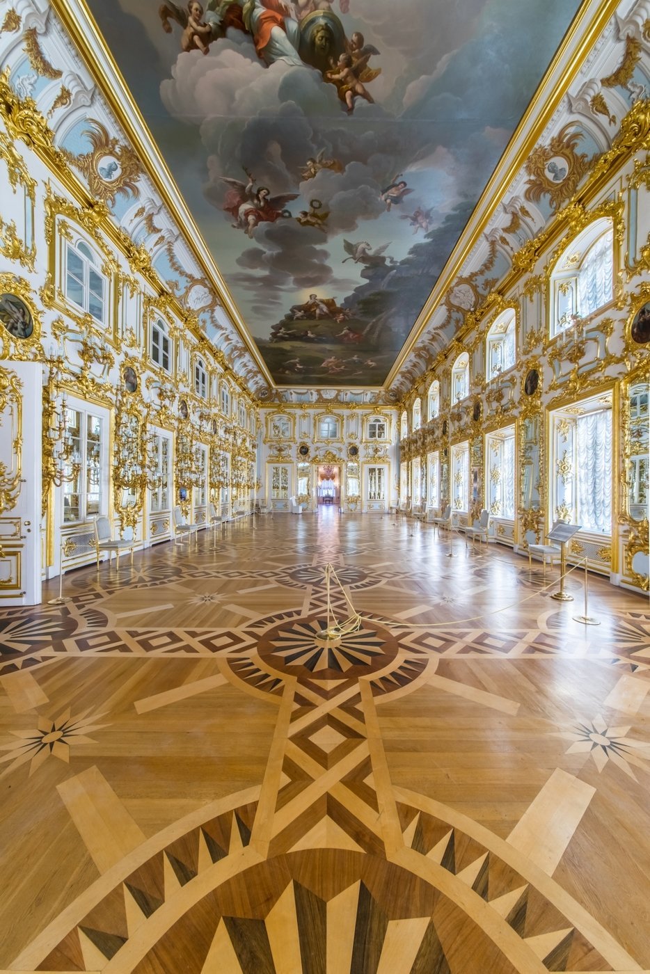 Танцевальный зал большого Петергофского дворца