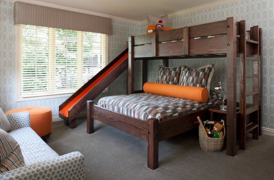 Двухэтажная кровать для родителей и ребенка