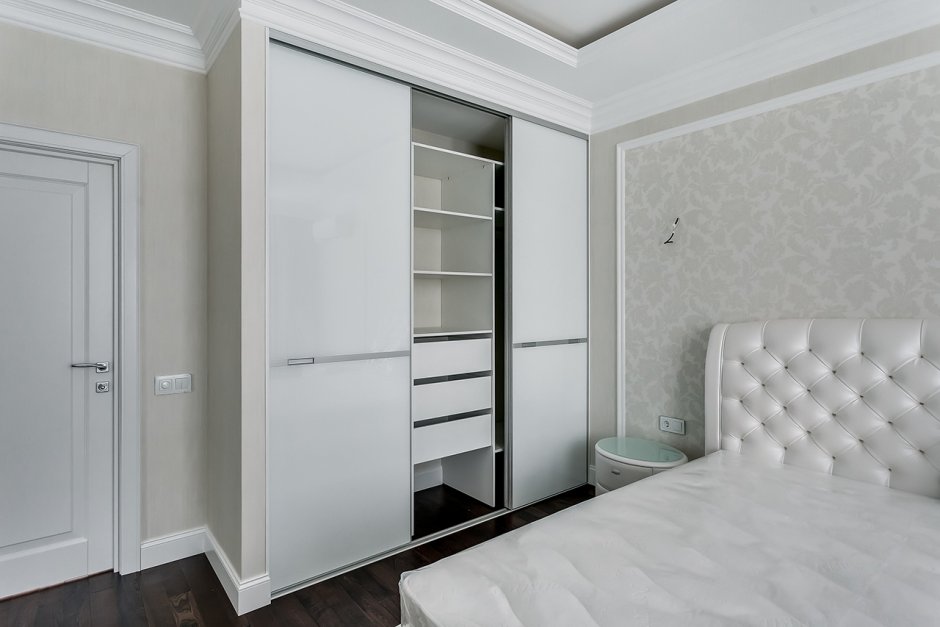 Белый встроенный шкаф в спальню