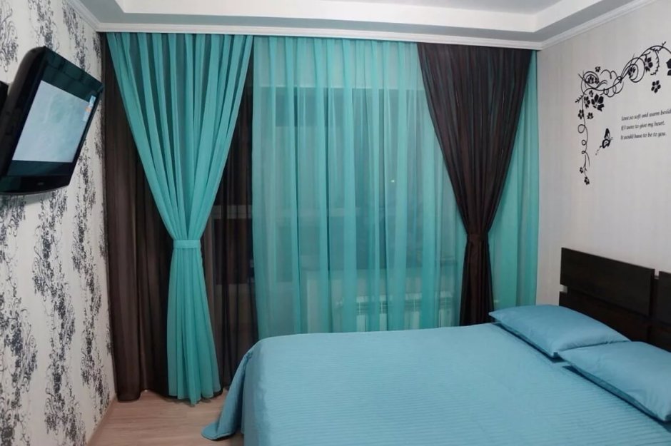 Дизайн спальни с бирюзовыми шторами (75 фото)