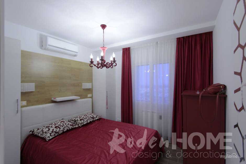 Дизайн гостевой комната с красными шторами