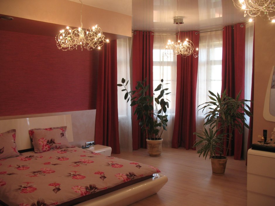 Светлая спальня с бордовыми шторами