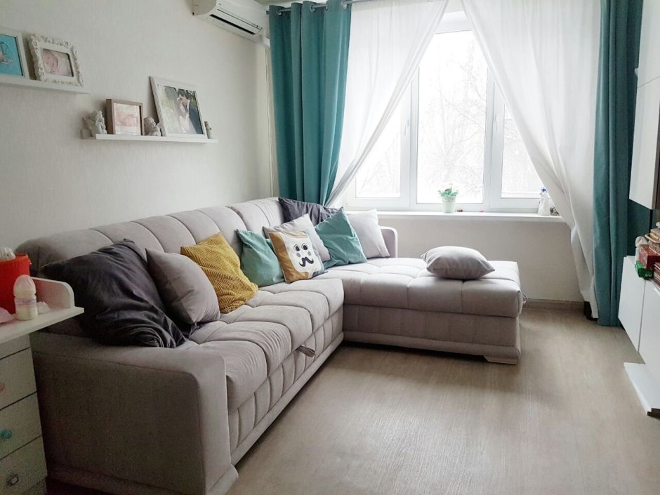 Угловой диван в небольшой комнате