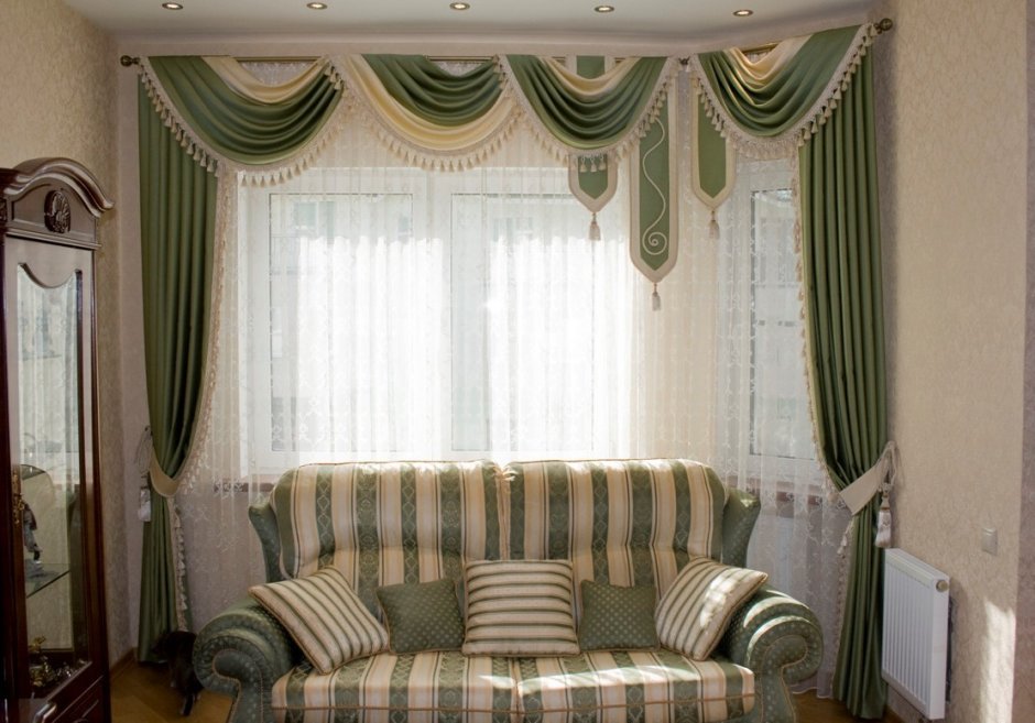 Зеленые шторы классика с ламбрекеном в гостиную